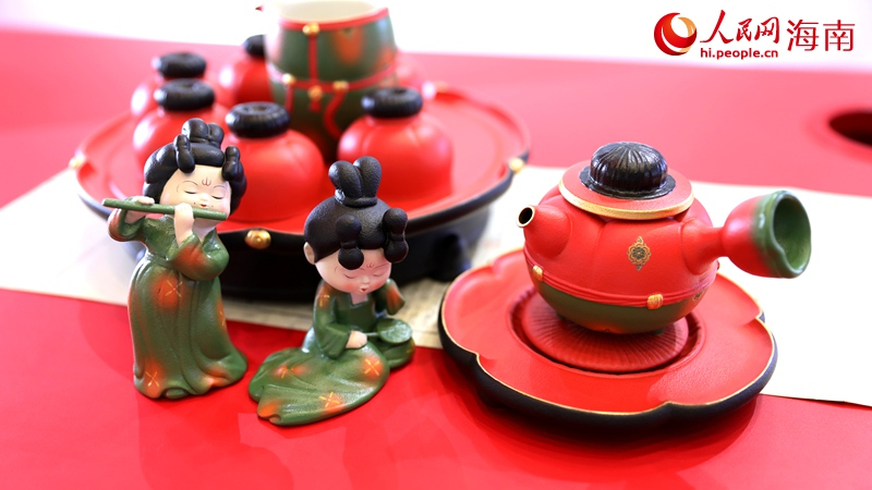 Καταναλωτ?? γ?νονται λ?τρει? διαφ?ρων ειδ?ν, εκλεκτ?ν κιν?ζικων σικ προ??ντων. (Φωτογραφ?α / Xinhua)