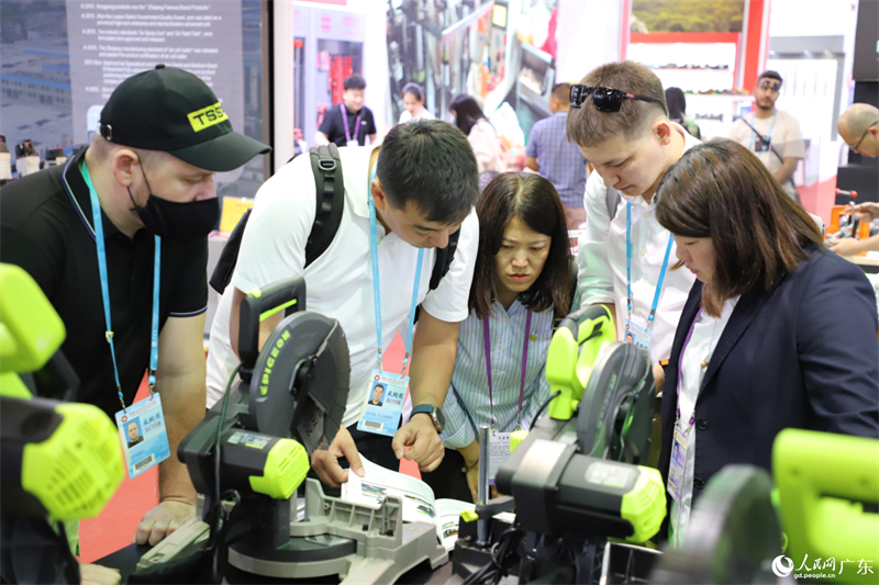 Ξεκιν? η 135η ?κθεση τη? Καντ?να?