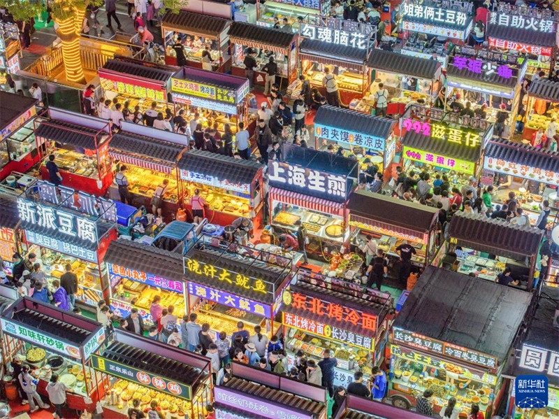 Το νυχτεριν? πανηγ?ρι φωτ?ζει τη νυχτεριν? οικονομ?α