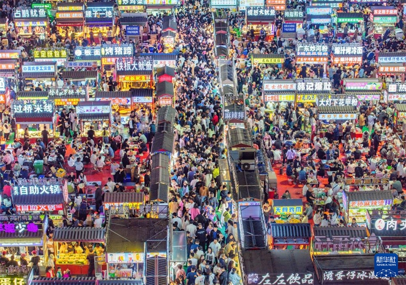 Το νυχτεριν? πανηγ?ρι φωτ?ζει τη νυχτεριν? οικονομ?α