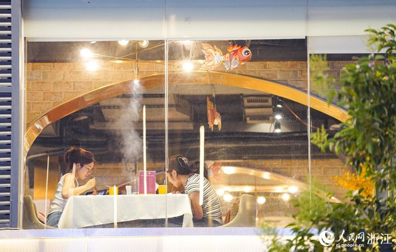 Η??νυχτεριν? οικονομ?α? τη? π?λη? Χανγκτζ?ου συμπυκν?νεται σε μ?α οδ? εν?? χιλιομ?τρου