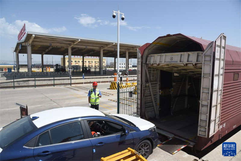 Το πρ?το ειδικ? εμπορευματικ? τρ?νο Κ?να?-Ευρ?πη? τη? π?λη? Χοχ?τ με αυτοκ?νητα εγχ?ρια? παραγωγ??