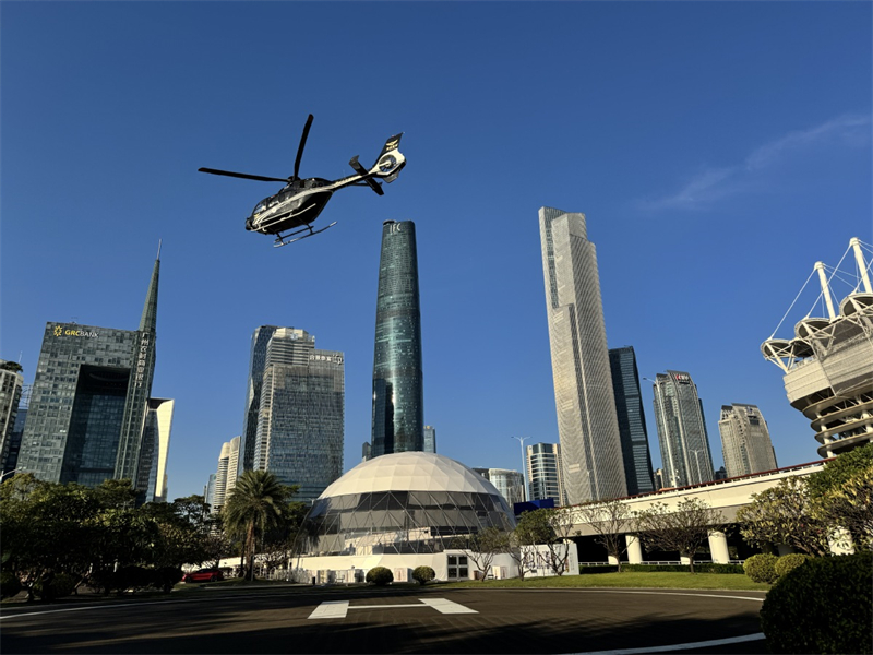 Ελικ?πτερο πετ?ει κατ? μ?κο? τη? νεοσ?στατη? διαδρομ?? πτ?σεων χαμηλο? ?ψου? που συνδ?ει το κ?ντρο τη? π?λη? Shenzhen με το Π?ρκο Haixinsha τη? Guangzhou και το Διεθν?? Αεροδρ?μιο Baiyun τη? Guangzhou, στο τ?λο? Οκτωβρ?ου. Φωτογραφ?α: CHINA DAILY