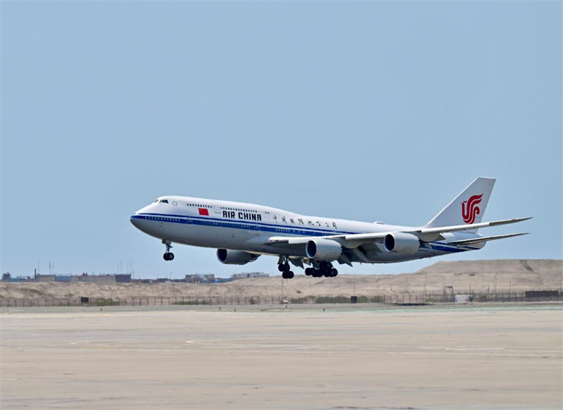 Ο Κιν?ζο? Πρ?εδρο? Σι Τζινπ?νγκ ?φτασε στη Λ?μα, την πρωτε?ουσα του Περο?, την Π?μπτη για την 31η Σ?νοδο των Οικονομικ?ν Ηγετ?ν τη? APEC και για επ?σημη επ?σκεψη. (Φωτογραφ?α / Xinhua)