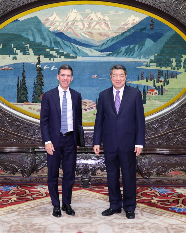 Ο Αντιπρ?εδρο? τη? Κ?να? Χε Λιφ?νγκ, επ?ση? μ?λο? του Πολιτικο? Γραφε?ου τη? Κεντρικ?? Επιτροπ?? του Κομμουνιστικο? Κ?μματο? τη? Κ?να? (ΚΚΚ), συναντ? τον Τζον Γου?λντρον, πρ?εδρο και διευθ?νοντα σ?μβουλο του ομ?λου Goldman Sachs, στο Πεκ?νο, πρωτε?ουσα τη? Κ?να?, στι? 4 Δεκεμβρ?ου, 2024. (Φωτογραφ?α / Xinhua)