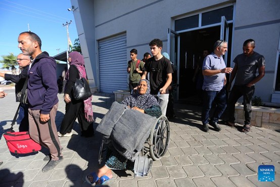 Παλαιστ?νιοι μεταν?στε? αφ?νουν π?σω του? την Γ?ζα και περιμ?νουν να μεταφερθο?ν ασφαλ?? στην Ευρωπα?κ? ?πειρο. (Φωτογραφ?α / Xinhua)