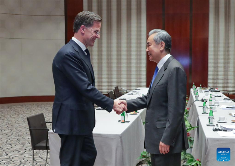 Ο Κιν?ζο? Υπουργ?? Εξωτερικ?ν, Γου?νγκ Γι, επ?ση? μ?λο? του Πολιτικο? Γραφε?ου τη? Κεντρικ?? Επιτροπ?? του Κομμουνιστικο? Κ?μματο? τη? Κ?να?, συναντ? τον Γενικ? Γραμματ?α του ΝΑΤΟ, Μαρκ Ρο?τε, στο περιθ?ριο τη? Δι?σκεψη? Ασφ?λεια? του Μον?χου, στο Μ?ναχο τη? Γερμαν?α?, στι? 14 Φεβρουαρ?ου 2025. (Φωτογραφ?α / Xinhua)