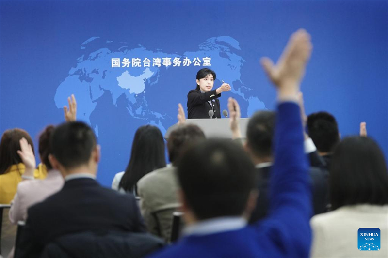 Η Zhu Fenglian, εκπρ?σωπο? του Γραφε?ου Υποθ?σεων τη? Τα?β?ν του Κρατικο? Συμβουλ?ου, κ?νει μια χειρονομ?α κατ? τη δι?ρκεια τακτικ?? συν?ντευξη? Τ?που στο Πεκ?νο, πρωτε?ουσα τη? Κ?να?, στι? 26 Φεβρουαρ?ου 2025. (Φωτογραφ?α / Xinhua)