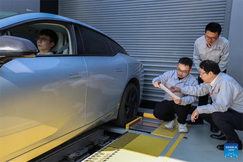 Σε αν?πτυξη τη? αυτοκινητοβιομηχαν?α? με γν?μονα την καινοτομ?α καλε? βουλευτ?? του Εθνικο? Λα?κο? Συνεδρ?ου