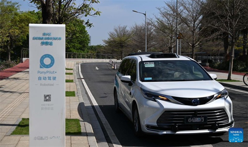 Αυτ? η φωτογραφ?α δε?χνει ?να ρομπ?-ταξι Pony.ai σε σημε?ο παραλαβ?? στην περιοχ? Ν?νσα τη? Γκουανγκτζ?ου, στην επαρχ?α Γκουανγκντ?νγκ, ν?τια Κ?να, στι? 11 Μαρτ?ου 2025. Φωτογραφ?α / Xinhua
