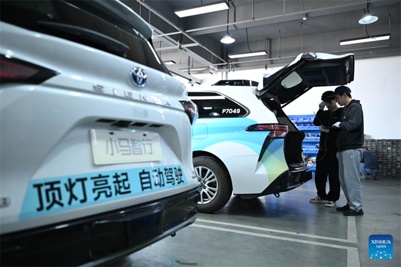 Σ?νδεση του αεροδρομ?ου τη? Γκουανγκτζ?ου με την π?λη μ?σω αυτ?νομων ταξ? χωρ?? οδηγ?