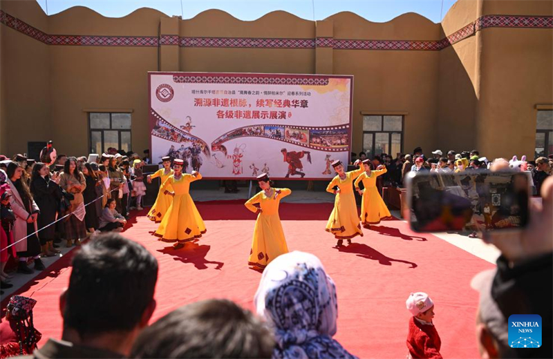 Η φωτογραφ?α που τραβ?χτηκε στι? 23 Μαρτ?ου 2025 δε?χνει μια παρ?σταση ?υλη? πολιτιστικ?? κληρονομι?? στην Αυτ?νομη Περιοχ? Ταξκ?ργκαν των Τατζ?κων, στην αυτ?νομη περιοχ? Σιντζι?νγκ - Ουιγο?ρων, βορειοδυτικ? Κ?να, στι? 22 Μαρτ?ου 2025. Φωτογραφ?α / Xinhua)