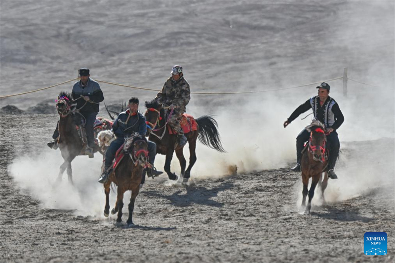 Οι εθνοτικ?? ομ?δε? των Τατζ?κων τη? Σιντζι?νγκ αξιοποιο?ν τι? παραδ?σει? του για την προ?θηση του τουρισμο?