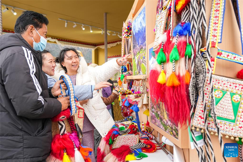 Τουρ?στε? επιλ?γουν αναμνηστικ? στη Νινγκτσ?, στην Αυτ?νομη Περιοχ? Σιζ?νγκ τη? νοτιοδυτικ?? Κ?να?, 3 Απριλ?ου 2025. (Φωτογραφ?α / Xinhua)