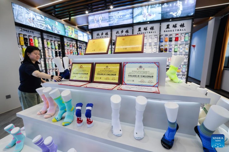 Οι επιχειρ?σει? παραγωγ?? καλτσ?ν στην Τζετζι?νγκ τη? Κ?να? παρουσι?ζουν σταθερ? πρ?οδο