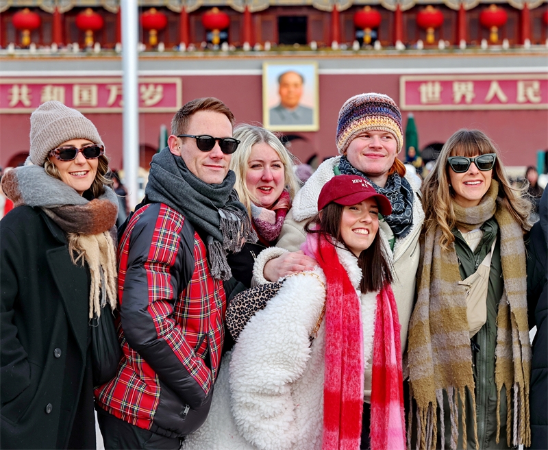 Πολλο? ξ?νοι τουρ?στε? επισκ?φθηκαν την Πλατε?α Τιενανμ?ν και ?βγαλαν ομαδικ?? φωτογραφ?ε?.