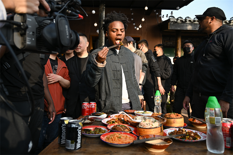 Στι? 2 Απριλ?ου 2025, ο Αμερικαν?? σταρ του διαδικτ?ου IShowSpeed επισκ?φθηκε το Τσονγκτσ?νγκ για να ζ?σει απ? κοντ? τη μαγε?α τη? π?λη?. (Φωτογραφ?α / China News Service)