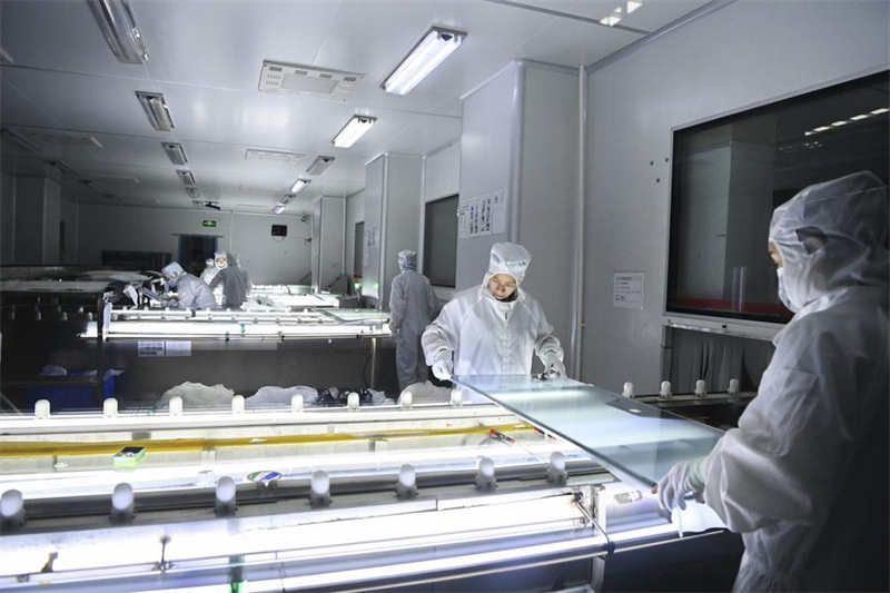 Μ?λη του προσωπικο? επεξεργ?ζονται προ??ντα γυαλιο? σε επιχε?ρηση κατασκευ?? γυαλιο? στην π?λη Μπ?ιχα?, στην Αυτ?νομη Περιοχ? Γκουανγκσ? των Τζου?νγκ, στη ν?τια Κ?να, 13 Μαρτ?ου 2025. (Φωτογραφ?α / Xinhua)