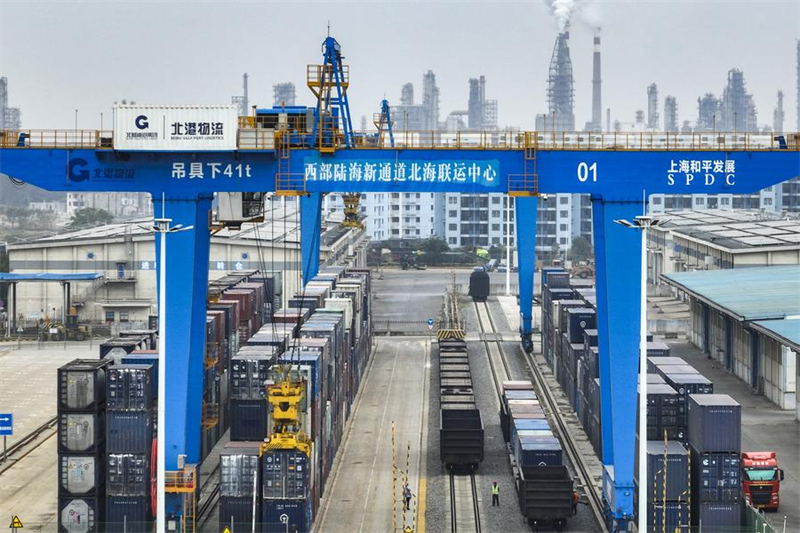 Γυαλ?, πρ?σινη εν?ργεια και εξαγωγ??: Ο δι?δρομο? που μεταμορφ?νει τη ν?τια Κ?να