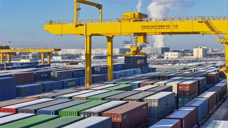 Αεροφωτογραφ?α τραβηγμ?νη με drone στι? 25 Δεκεμβρ?ου 2024 δε?χνει ?ποψη τη? αυλ?? μεταφ?ρτωση? φορτ?ων του σιδηροδρομικο? λιμ?να Χ?ργκο?, στην π?λη Χ?ργκο? τη? Αυτ?νομη? Περιοχ?? Ουιγο?ρων Σιντζι?νγκ, στη βορειοδυτικ? Κ?να. (Φωτογραφ?α / Xinhua)