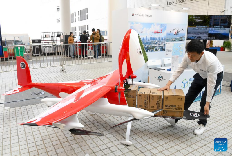 ?να drone που αναπτ?χθηκε απ? την Phoenix Wings, μια εταιρε?α μη επανδρωμ?νων ενα?ριων οχημ?των (UAV) για μεταφορ?? φορτ?ων και μ?λο? του κινεζικο? κολοσσο? ταχυμεταφορ?ν SF Group, απεικον?ζεται στην τελετ? ?ναρξη? τη? πρ?τη? σειρ?? πιλοτικ?ν ?ργων "ρυθμιστικ?? αμμοδ?χου" για την οικονομ?α χαμηλο? υψομ?τρου (LAE), που πραγματοποι?θηκε στο Χονγκ Κονγκ, ν?τια Κ?να, στι? 20 Μαρτ?ου 2025. 