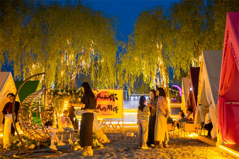 Επαρχ?α Γκανσο?: Η κατασκ?νωση ενισχ?ει τη νυχτεριν? οικονομ?α