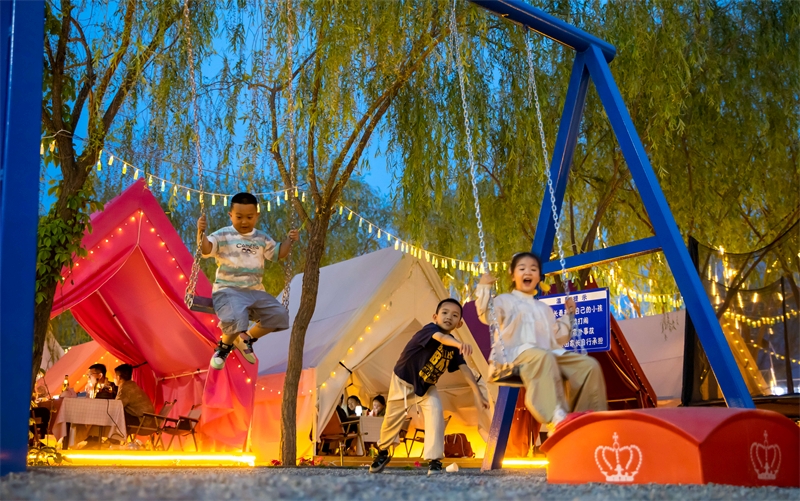 Επαρχ?α Γκανσο?: Η κατασκ?νωση ενισχ?ει τη νυχτεριν? οικονομ?α