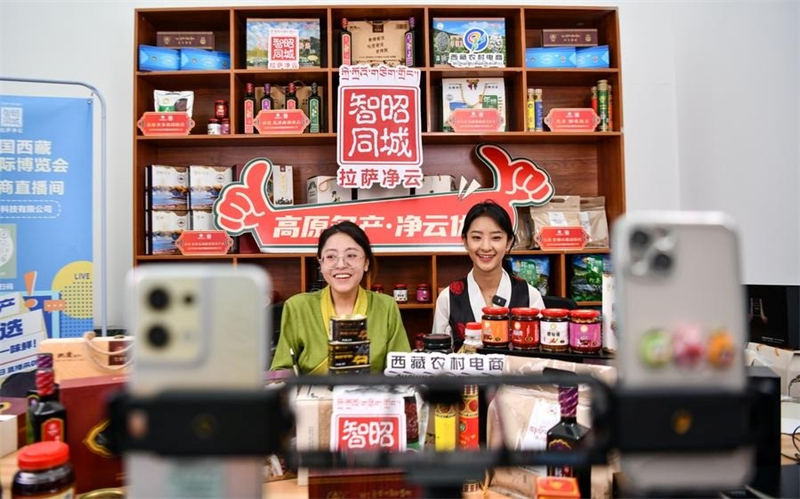 Θιβετιαν?? σπεσιαλιτ? πωλο?νται μ?σω ζωνταν?? μετ?δοση? στην 5η ?κθεση Τουρισμο? και Πολιτισμο? τη? Κ?να? Σιτζ?νγκ στη Λ?σα, πρωτε?ουσα τη? Αυτ?νομη? Περιφ?ρεια? Σιτζ?νγκ (Θιβ?τ) τη? νοτιοδυτικ?? Κ?να?, στι? 18 Ιουν?ου του 2023. (Φωτογραφ?α / Xinhua)