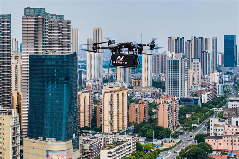 Αεροφωτογραφ?α απ? drone που τραβ?χτηκε στι? 16 Ιουν?ου του 2025 δε?χνει ?να drone logistics να πετ?ει στην π?λη Γουχ?ν τη? επαρχ?α? Χουμπ?ι. (Φωτογραφ?α / Xinhua)