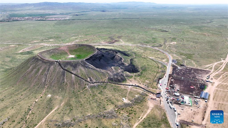 Φωτογραφ?α απ? drone που τραβ?χτηκε στι? 17 Ιουν?ου του 2025 δε?χνει τουρ?στε? να επισκ?πτονται το σ?μπλεγμα ηφαιστε?ων Ουλανχ?ντα (Ulanhada) στην μον?δα Qahar Right Wing Rear Banner τη? π?λη? Ουλαντσ?μπ (Ulanqab),στην αυτ?νομη περιοχ? τη? Εσωτερικ?? Μογγολ?α?. (Φωτογραφ?α / Xinhua)