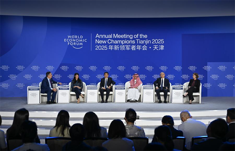 Επισκ?πτε? παρακολουθο?ν την παρ?λληλη συνεδρ?α " Επανεξ?ταση τη? πορε?α? τη? Ενεργειακ?? Μετ?βαση? (Checking In on the Energy Transition)" κατ? τη δι?ρκεια του θερινο? φ?ρουμ Νταβ?? για το 2025 στο Εθνικ? Συνεδριακ? και Εκθεσιακ? Κ?ντρο (Τιεντζ?ν) στο Δ?μο Τιεντζ?ν, στι? 24 Ιουν?ου του 2025. (Φωτογραφ?α / Xinhua)