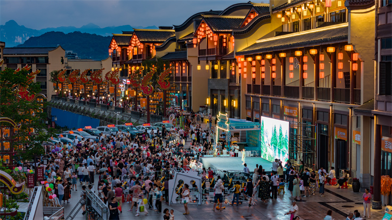 Επαρχ?α Χουμπ?ι: Η νυχτεριν? αγορ? ανθ?ζει με πλ?θο? κ?σμου