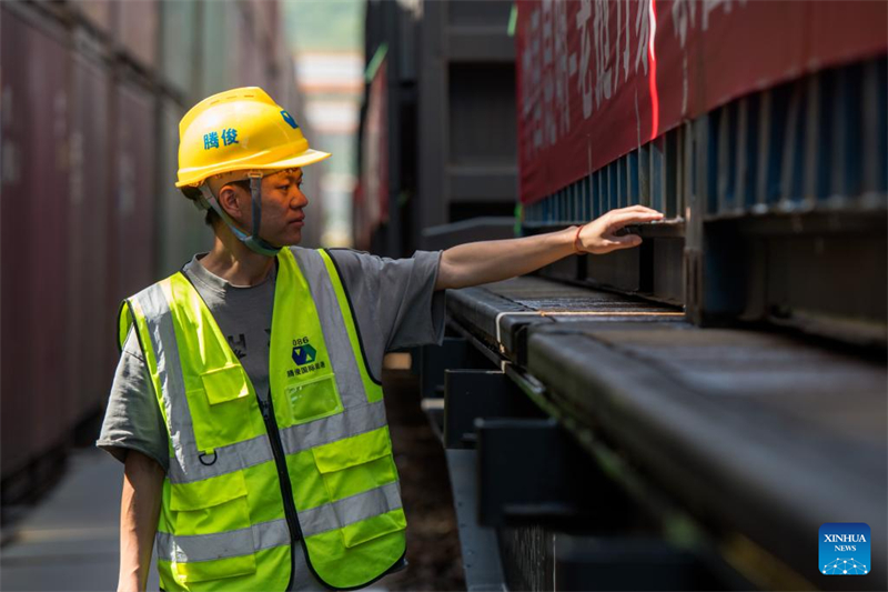 Το πρ?το τρ?νο τη? Διεθνο?? Πολυτροπικ?? Υπηρεσ?α? Μεταφορ?ν ?Τζενγκ Χε? που περιλαμβ?νει Θ?λασσα–Οδ?–Σιδηρ?δρομο αναχωρε? απ? την επαρχ?α Γιουν?ν