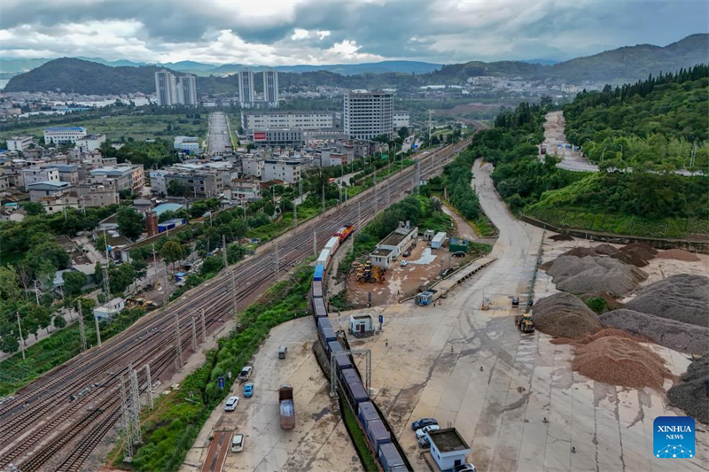 Το πρ?το τρ?νο τη? Διεθνο?? Πολυτροπικ?? Υπηρεσ?α? Μεταφορ?ν ?Τζενγκ Χε? που περιλαμβ?νει Θ?λασσα–Οδ?–Σιδηρ?δρομο αναχωρε? απ? την επαρχ?α Γιουν?ν