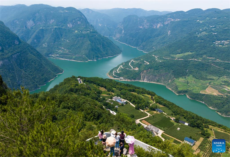 Αεροφωτογραφ?α που τραβ?χτηκε στι? 7 Ιουλ?ου του 2025 δε?χνει τουρ?στε? να απολαμβ?νουν το τοπ?ο του ποταμο? Σιζιτζι?νγκ στον Αυτ?νομο Νομ? Ενσ? τη? επαρχ?α? Χουμπ?ι. (Φωτογραφ?α / Xinhua)