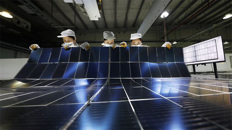 Επαρχ?α Τζιανγκσο?: Οι εταιρε?ε? φωτοβολτα?κ?ν επιταχ?νουν την παραγωγ? για την εκτ?λεση παραγγελι?ν