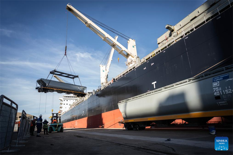 Εργ?τε? ξεφορτ?νουν ?να κινεζικ?? κατασκευ?? σιδηροδρομικ? βαγ?νι σιτηρ?ν μετρικο? ε?ρου? σε λιμ?νι στο Μπου?νο? ?ιρε? τη? Αργεντιν??, στι? 30 Ιουλ?ου του 2025. (Φωτογραφ?α / Xinhua)