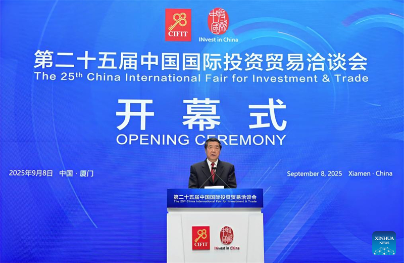 Ο Κιν?ζο? Αντιπρ?εδρο? Χε Λιφ?νγκ, επ?ση? μ?λο? του Πολιτικο? Γραφε?ου τη? Κεντρικ?? Επιτροπ?? του Κομμουνιστικο? Κ?μματο? τη? Κ?να?, διαβ?ζει μια συγχαρητ?ρια επιστολ? του Κιν?ζου Προ?δρου Σι Τζινπ?νγκ και εκφωνε? ομιλ?α στην τελετ? ?ναρξη? τη? 25η? Διεθνο?? ?κθεση? τη? Κ?να? για τι? Επενδ?σει? και το Εμπ?ριο (China International Fair for Investment and Trade - CIFIT) στην π?λη Σι?μεν τη? επαρχ?α? Φουτζι?ν, στι? 8 Σεπτεμβρ?ου του 2025. (Φωτογραφ?α / Xinhua)