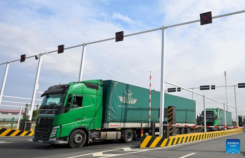 Η Σιντζι?νγκ προχωρ? μπροστ? ω? π?λη για το ?νοιγμα τη?