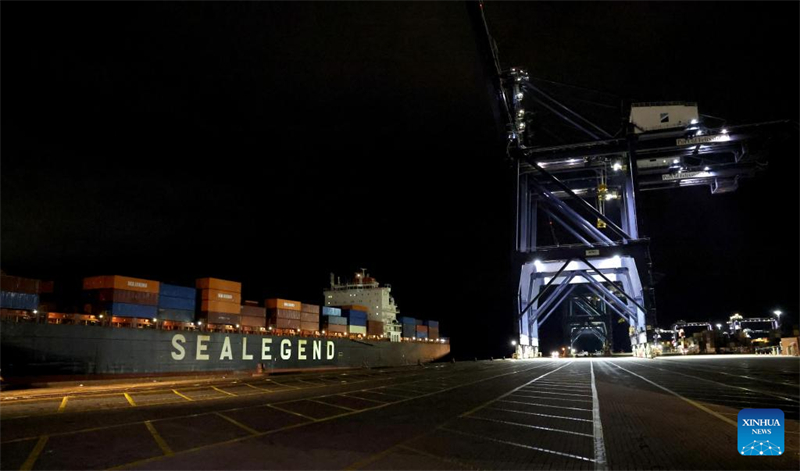 Αυτ? η φωτογραφ?α, που τραβ?χτηκε στι? 13 Οκτωβρ?ου του 2025, δε?χνει το ?Istanbul Bridge?, το πρ?το πλο?ο τη? ταχε?α? διαδρομ?? μεταφορ?? εμπορευματοκιβωτ?ων Κ?να-Ευρ?πη μ?σω τη? Αρκτικ??, να φτ?νει στο λιμ?νι του Felixstowe στη Βρεταν?α. (Φωτογραφ?α / Xinhua)