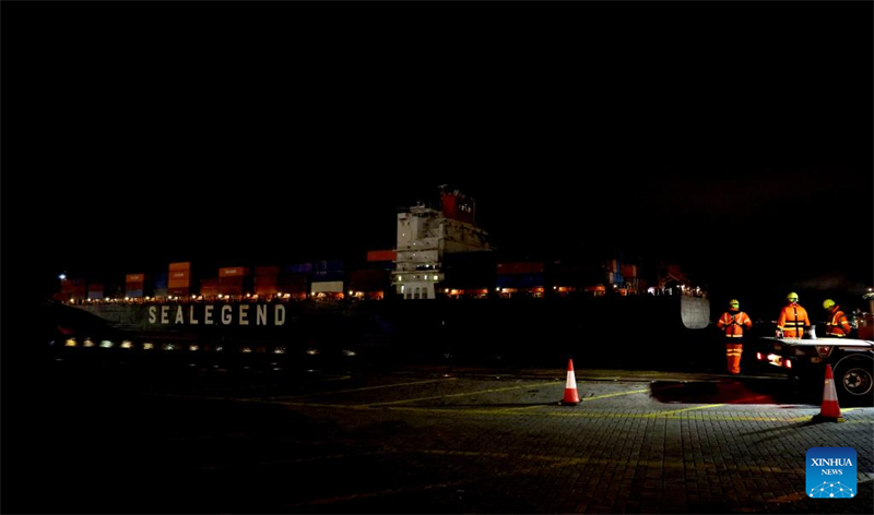 Αυτ? η φωτογραφ?α, που τραβ?χτηκε στι? 13 Οκτωβρ?ου του 2025, δε?χνει το ?Istanbul Bridge?, το πρ?το πλο?ο τη? ταχε?α? διαδρομ?? μεταφορ?? εμπορευματοκιβωτ?ων Κ?να-Ευρ?πη μ?σω τη? Αρκτικ??, να φτ?νει στο λιμ?νι του Felixstowe στη Βρεταν?α. (Φωτογραφ?α / Xinhua)