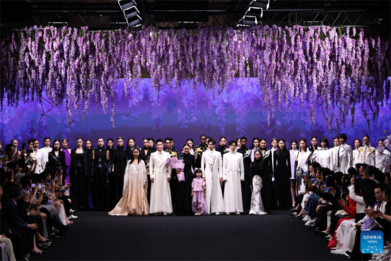 Μοντ?λο παρουσι?ζει μια δημιουργ?α του Heaven Gaia κατ? τη δι?ρκεια τη? Εβδομ?δα? Μ?δα? ?νοιξη/Καλοκα?ρι 2026 στη Σαγκ?η, στι? 15 Οκτωβρ?ου του 2025. (Φωτογραφ?α / Xinhua)