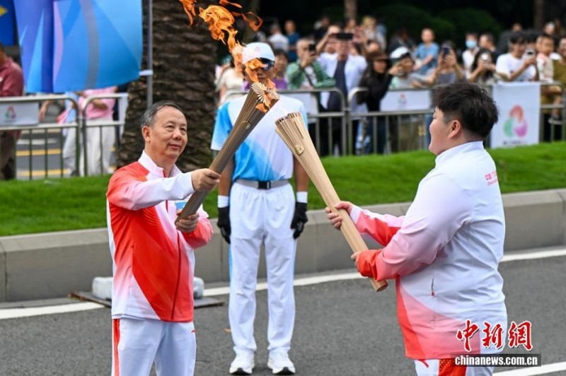 Στου? 15ου? Εθνικο?? Αγ?νε? τη? Κ?να? (Γκουανγκντ?νγκ-Χονγκ Κονγκ-Μακ?ο) διεξ?χθη λαμπαδηδρομ?α