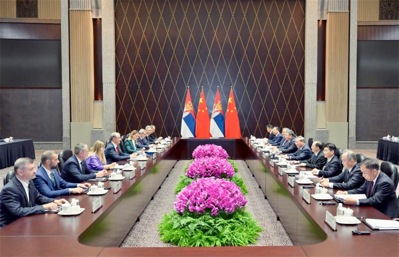 Ο Κιν?ζο? Πρωθυπουργ?? Λι Τσι?νγκ συναντ?ται με τον Σ?ρβο Πρωθυπουργ? Ντιο?ρο Ματσο?τ, ο οπο?ο? βρ?σκεται στην Κ?να για να συμμετ?σχει στην ?γδοη Διεθν? ?κθεση Εισαγωγ?ν τη? Κ?να? (CIIE), στη Σαγκ?η, στην ανατολικ? Κ?να, στι? 4 Νοεμβρ?ου 2025.