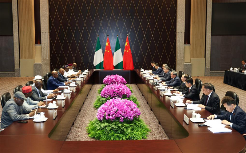 Ο Κιν?ζο? Πρωθυπουργ?? Λι Τσι?νγκ συναντ?ται με τον Πρ?εδρο τη? Βουλ?? των Αντιπροσ?πων τη? Νιγηρ?α? Αμπ?? Τατζουντ?ν, ο οπο?ο? βρ?σκεται στην Κ?να για να συμμετ?σχει στην ?γδοη Διεθν? ?κθεση Εισαγωγ?ν τη? Κ?να? (CIIE), στη Σαγκ?η, στην ανατολικ? Κ?να, στι? 4 Νοεμβρ?ου 2025.