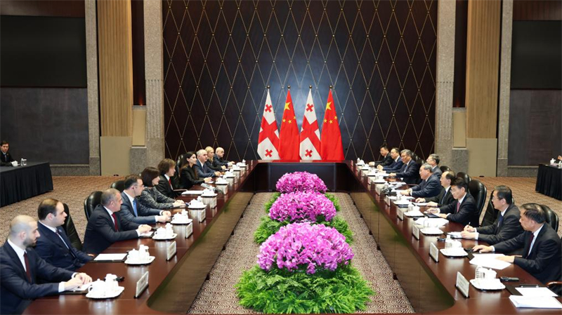 Ο Κιν?ζο? Πρωθυπουργ?? Λι Τσι?νγκ συναντ?ται με τον Γεωργιαν? Πρωθυπουργ? Ηρακλ? Κομπαχ?τζε, ο οπο?ο? βρ?σκεται στην Κ?να για να συμμετ?σχει στην 8η CIIE στη Σαγκ?η, στην ανατολικ? Κ?να, στι? 4 Νοεμβρ?ου 2025.