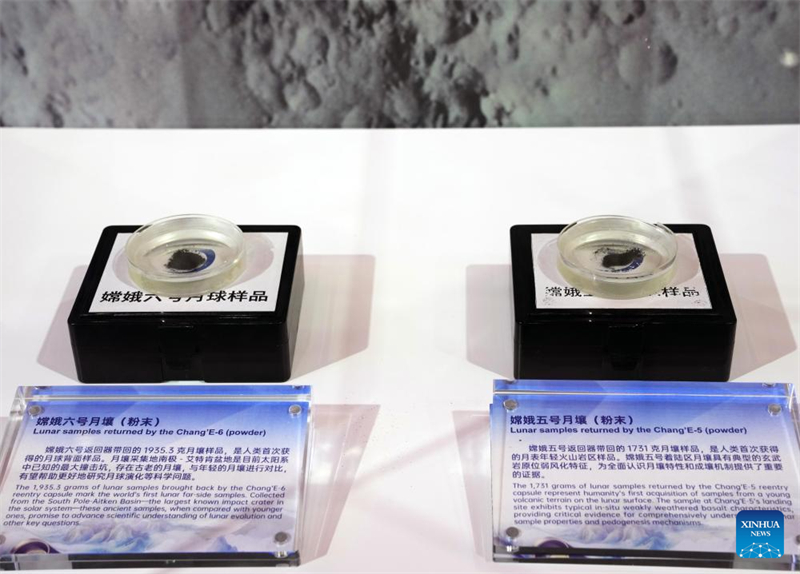 Δε?γματα απ? τη Σελ?νη που συλλ?χθηκαν απ? τι? αποστολ?? Chang'e-5 και Chang'e-6 τη? Κ?να? εκτ?θενται στο περ?πτερο τη? Κ?να? κατ? τη δι?ρκεια τη? 8η? Διεθνο?? ?κθεση? Εισαγωγ?ν τη? Κ?να? στη Σαγκ?η, στι? 5 Νοεμβρ?ου του 2025. (Φωτογραφ?α / Xinhua)