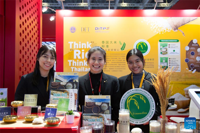 Τα μ?λη του προσωπικο? ποζ?ρουν για μια ομαδικ? φωτογραφ?α στο Περ?πτερο τη? Τα?λ?νδη? κατ? τη δι?ρκεια τη? 8η? Διεθνο?? ?κθεση? Εισαγωγ?ν τη? Κ?να? στη Σαγκ?η, στι? 5 Νοεμβρ?ου του 2025. (Φωτογραφ?α / Xinhua)