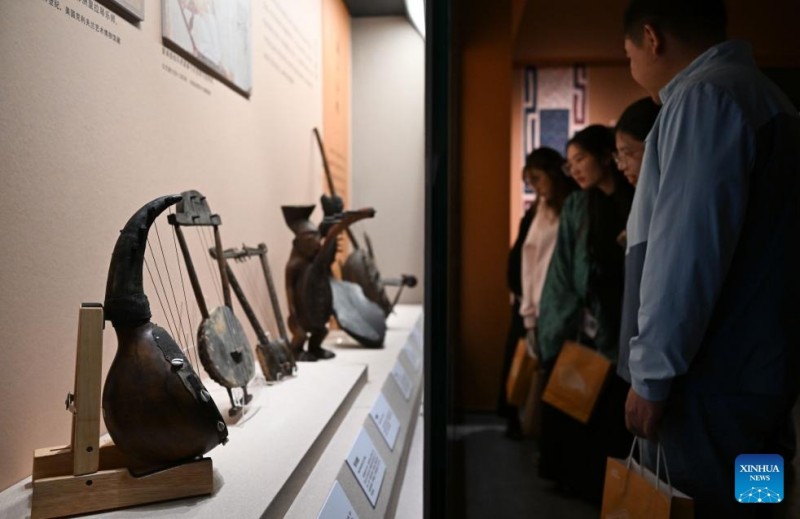 ?κθεση με θ?μα τι? δι?φορε? μουσικ?? κουλτο?ρε? κατ? μ?κο? του αρχα?ου Δρ?μου του Μεταξιο? πραγματοποι?θηκε στο Γκου?νγκτζου