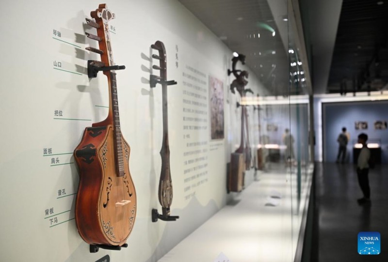 ?κθεση με θ?μα τι? δι?φορε? μουσικ?? κουλτο?ρε? κατ? μ?κο? του αρχα?ου Δρ?μου του Μεταξιο? πραγματοποι?θηκε στο Γκου?νγκτζου